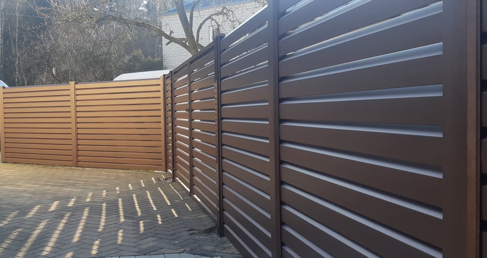 juodos tvoros kampas